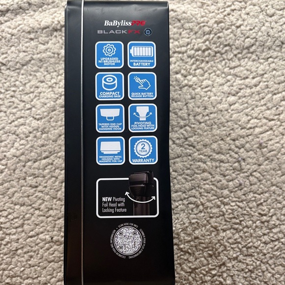 Black All-Metal Interchangeable-Battery Shaver - Picture 4 of 4